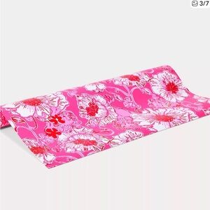 Nwt Lilly Pulitzer wrapping paper. Floral Pink